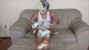 hooters-girl-pied_5.jpg