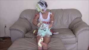 hooters-girl-pied_6.jpg